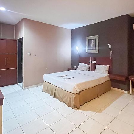 Urbanview Trisula Hotel Makassar Esterno foto