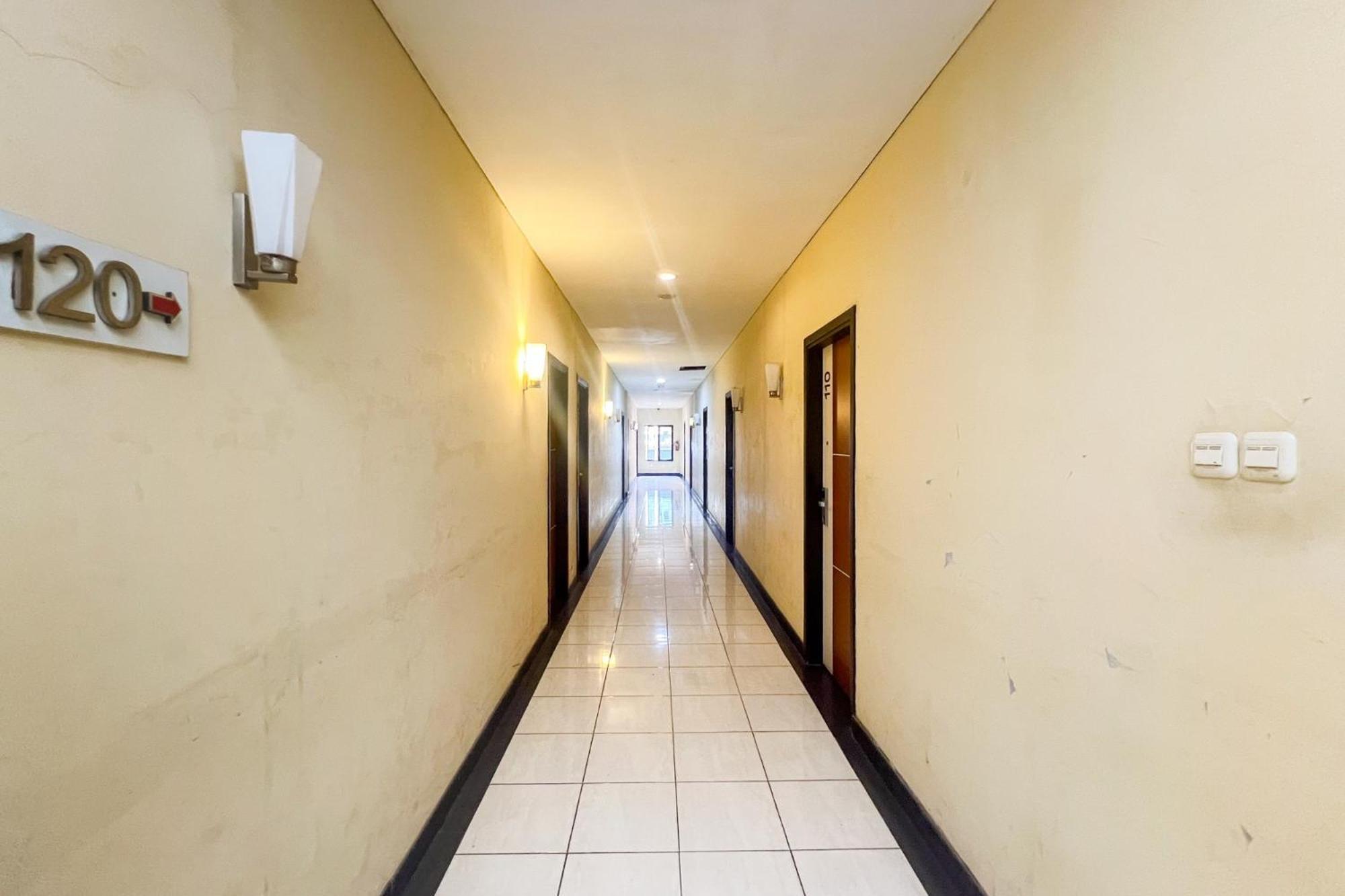 Urbanview Trisula Hotel Makassar Esterno foto