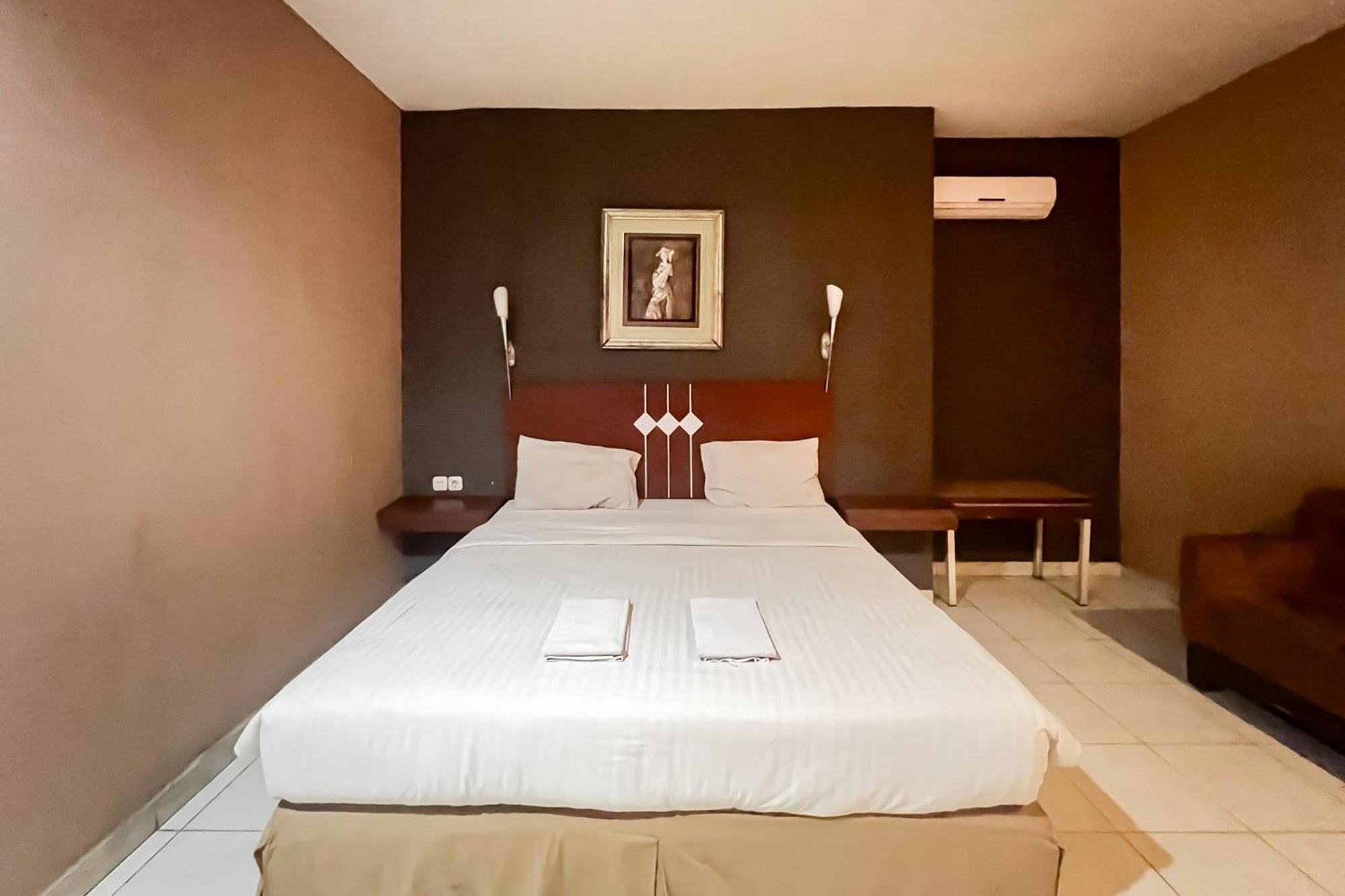 Urbanview Trisula Hotel Makassar Esterno foto