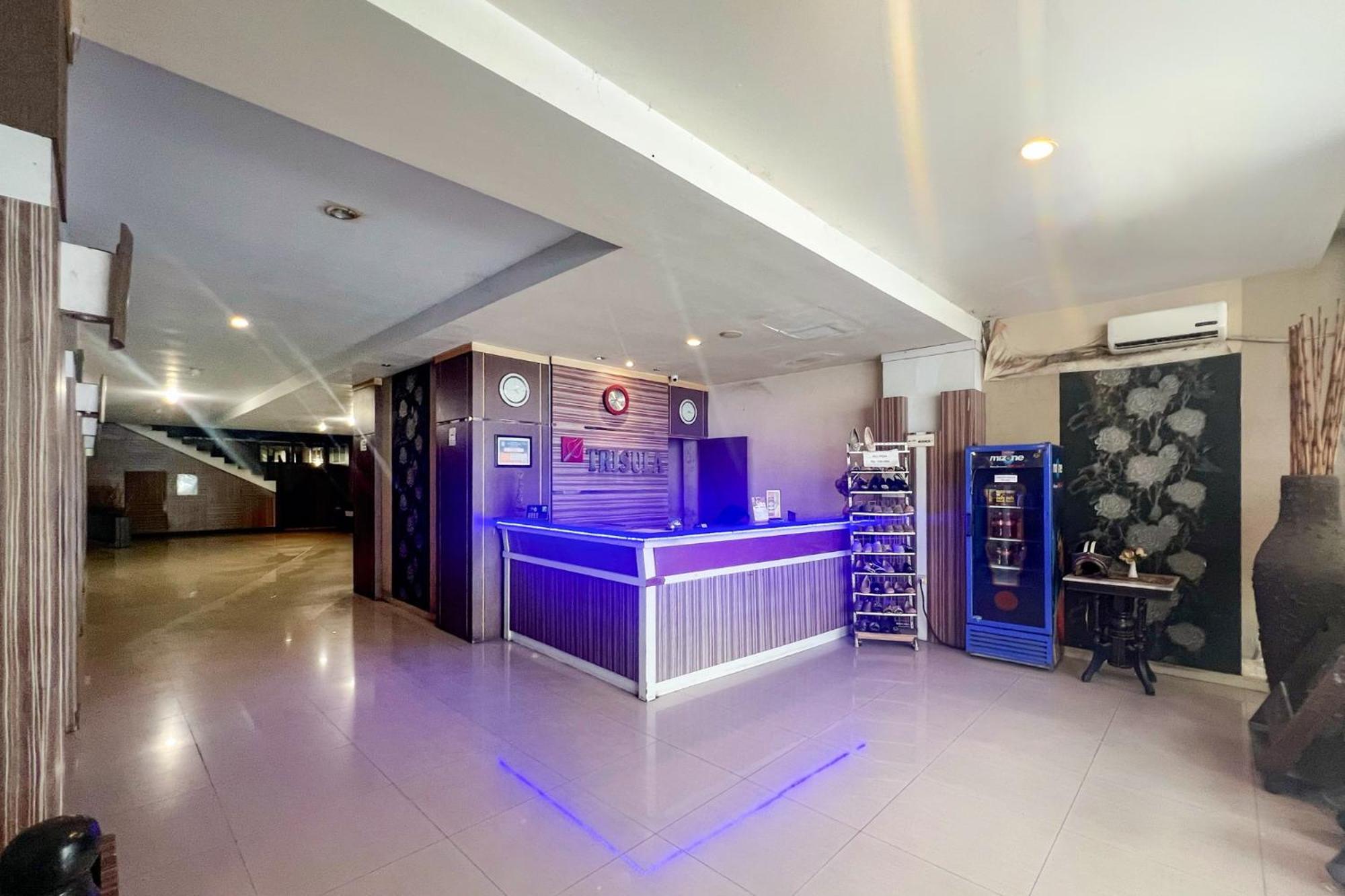 Urbanview Trisula Hotel Makassar Esterno foto