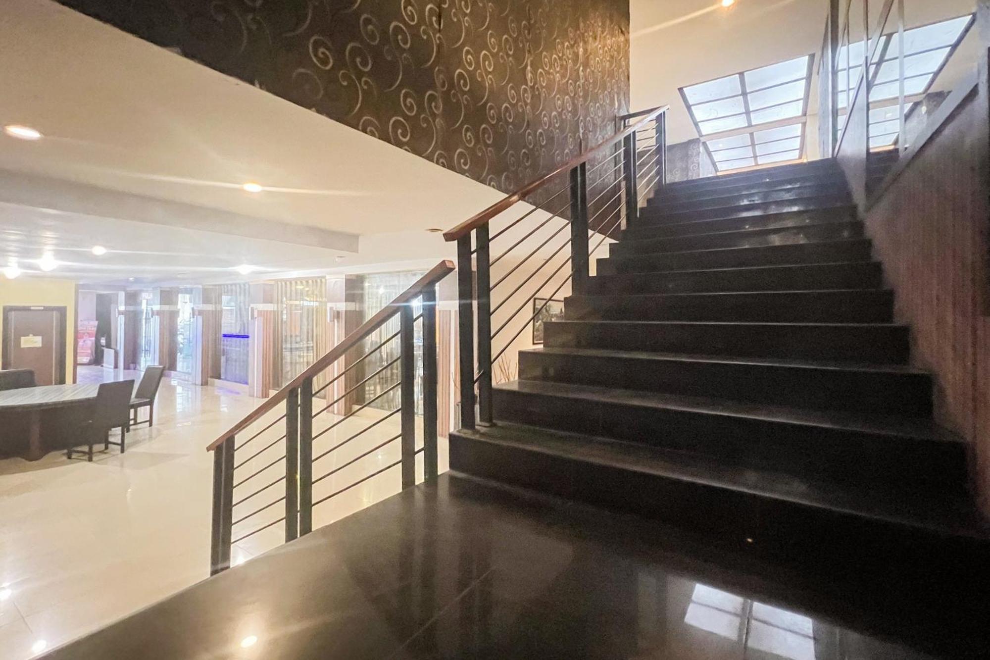 Urbanview Trisula Hotel Makassar Esterno foto