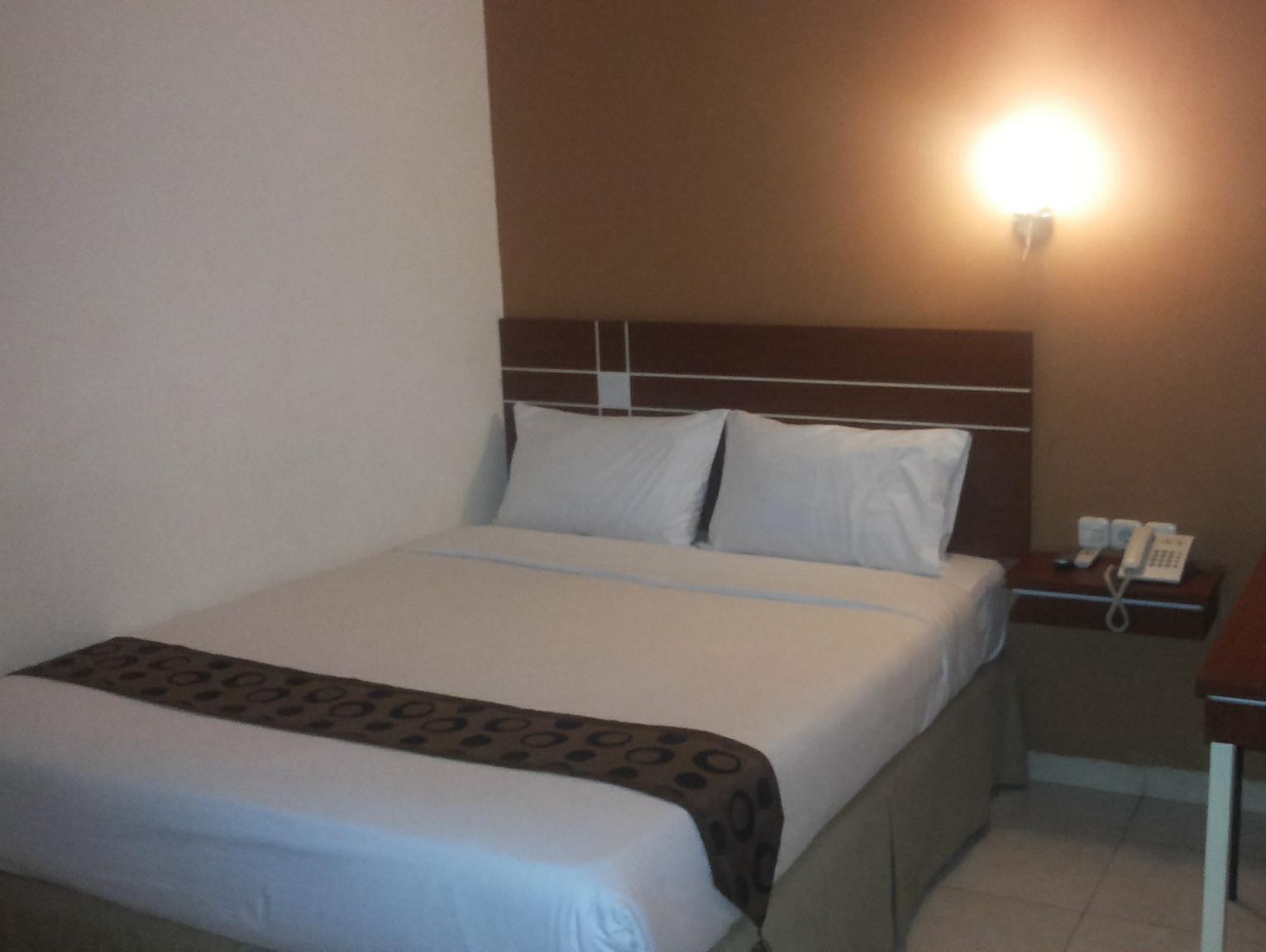 Urbanview Trisula Hotel Makassar Esterno foto