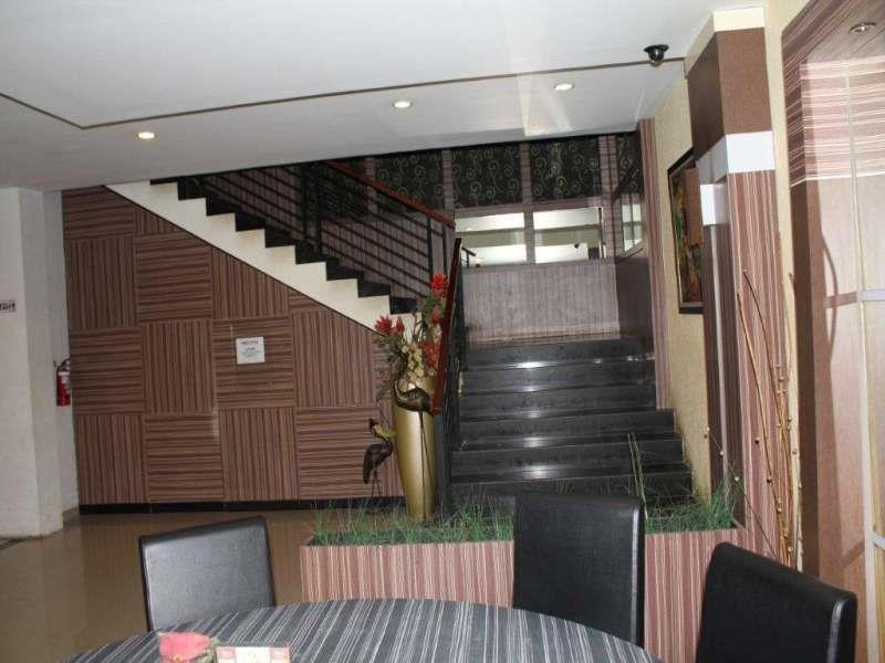 Urbanview Trisula Hotel Makassar Esterno foto