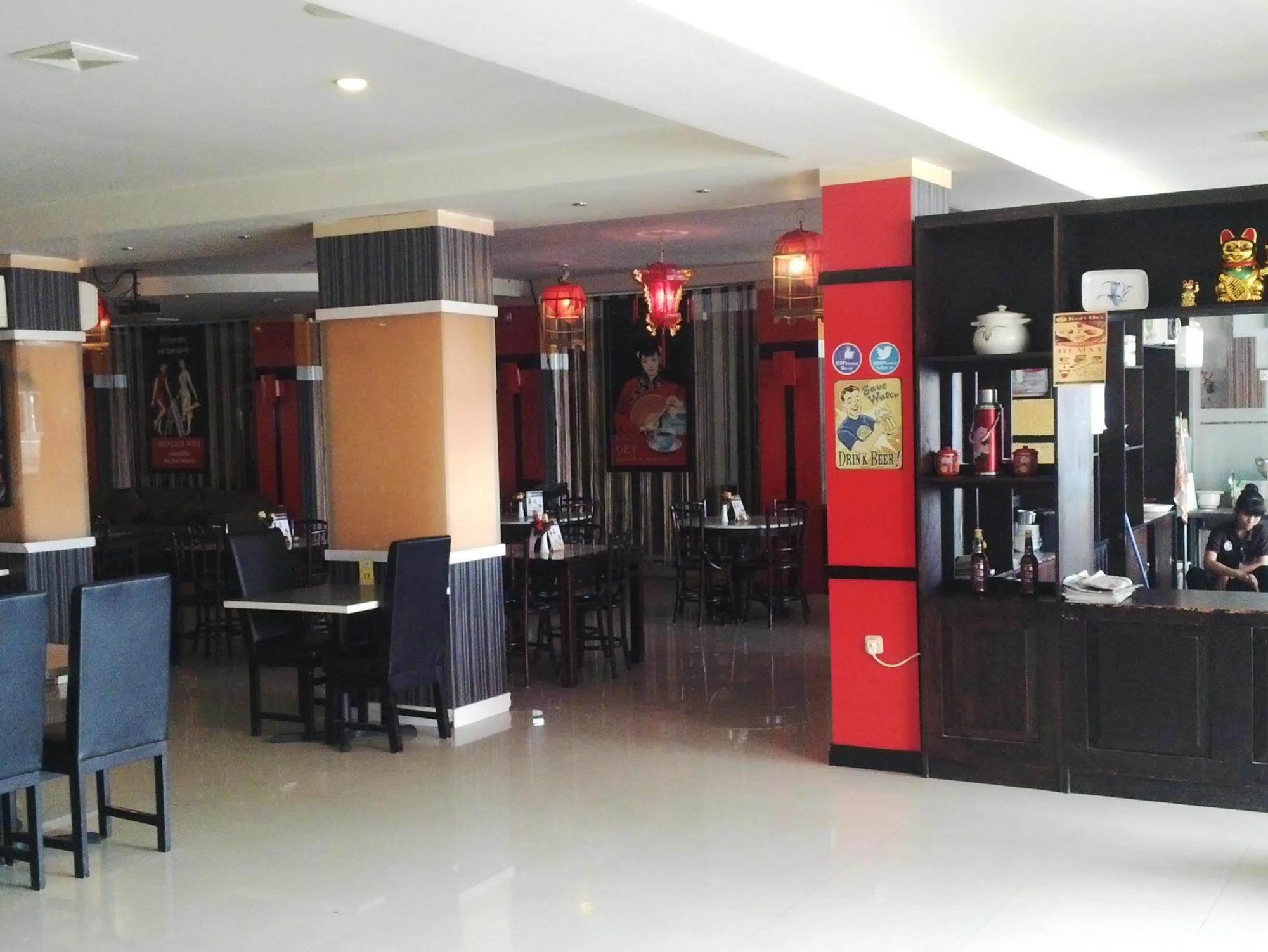 Urbanview Trisula Hotel Makassar Esterno foto