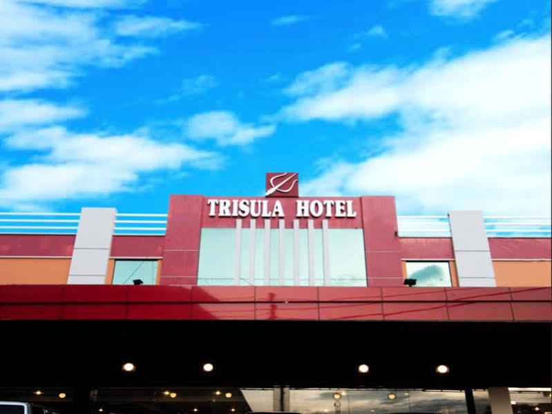 Urbanview Trisula Hotel Makassar Esterno foto