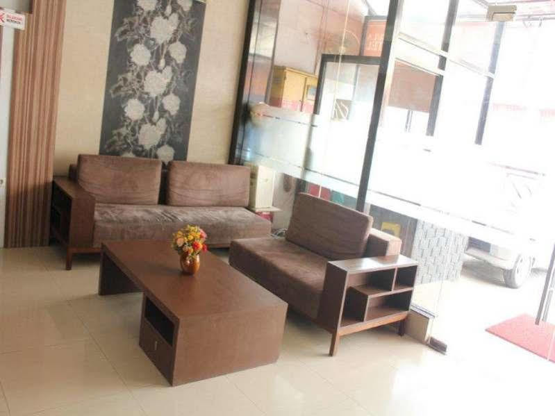 Urbanview Trisula Hotel Makassar Esterno foto